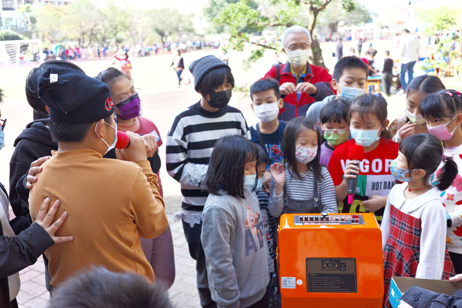 龍泉國小顯神通 二手市場、街頭藝人、書法揮毫做公益