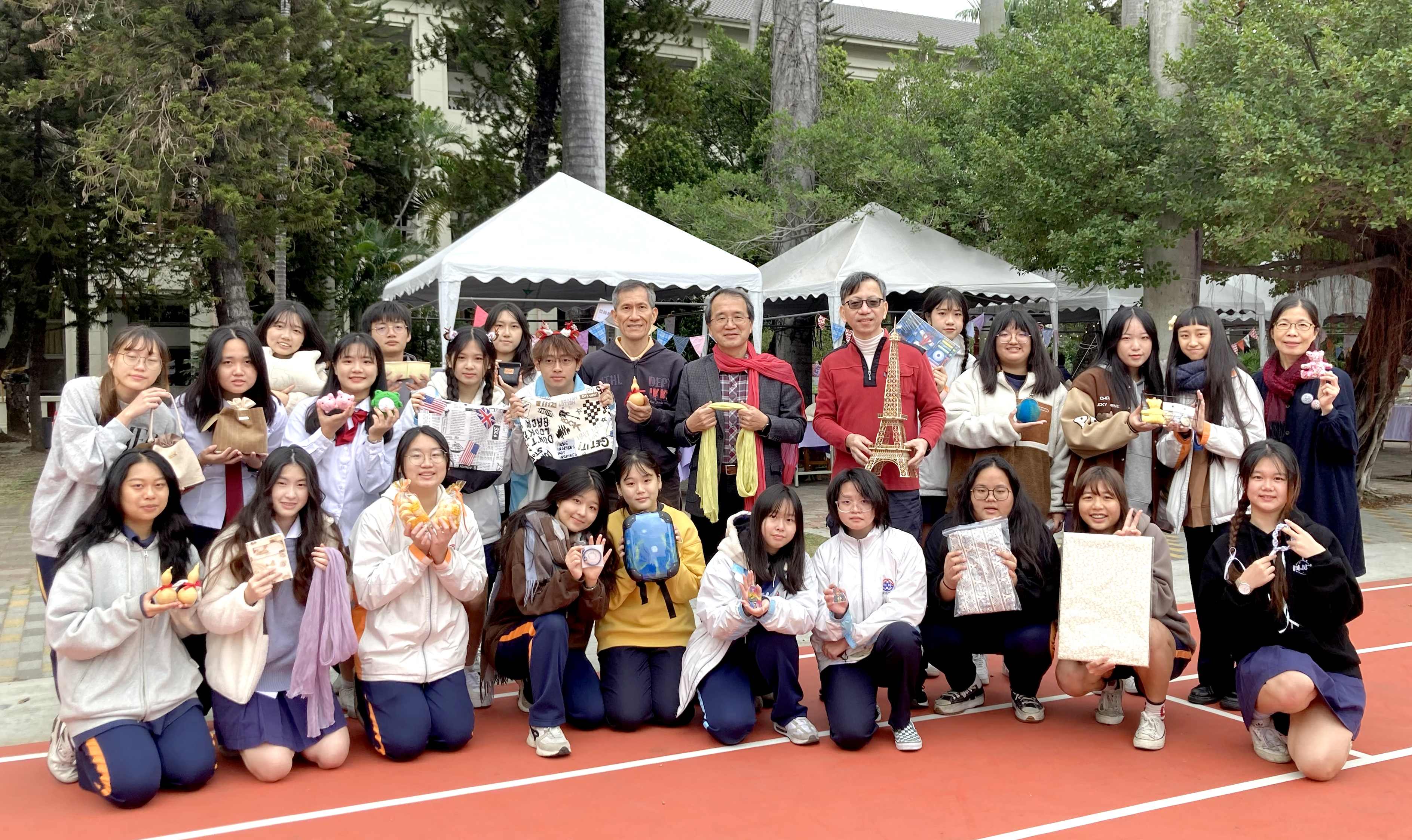 臺中家商手作義賣登場 學生成就感滿滿 公益市集展現生活容顏